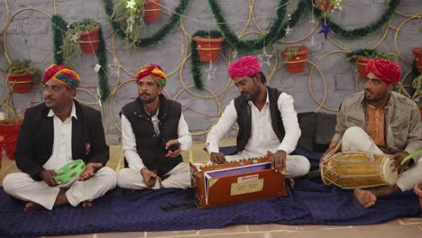 Eine-Gruppe-Von-Menschen-Singt-In-Der-Abenddämmerung-Traditionelle-Rajasthani-Volkslieder-Mit-Traditionellen-Musikinstrumenten.-Das-Video-Wurde-Am-21.-Februar-2024-In-Jodhpur,-Rajasthan,-Indien,-Aufgenommen