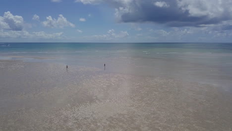 En-Las-Piscinas-Naturales-De-Barra-De-Lagoa-En-Morro-De-Sao-Paulo,-Bahía,-Brasil,-Se-Revela-Un-Panorama-Fascinante,-Que-Armoniza-Con-Las-Nubes-Etéreas,-Sus-Aguas-Azules-Y-Su-Costa-Serena.