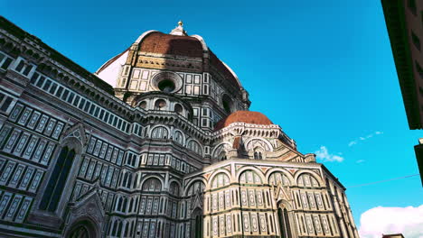 Recorriendo-La-Catedral-De-Florencia-Desde-El-Exterior.-Italia