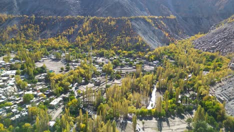 Drone-Del-Valle-Basho-Disparado-En-Skardu-Vista-De-Montañas-Y-árboles-En-El-Valle