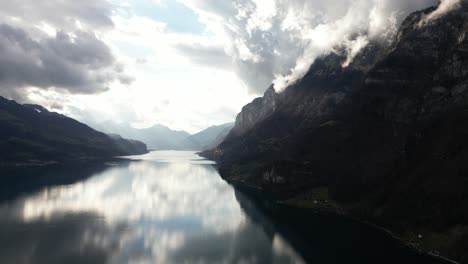 Rocky-Mountains-Und-Wolken-Reflexion-Auf-Der-Oberfläche-Des-Walensees-Unterterzen-In-Der-Schweiz