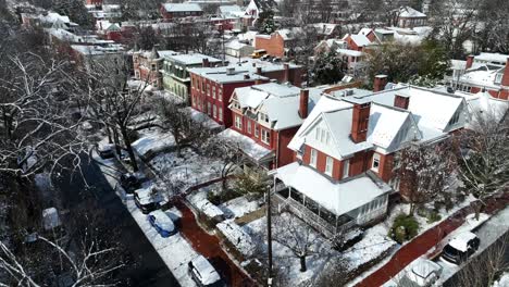 Historische-Häuser-Im-Winter-Mit-Schnee-Bedeckt