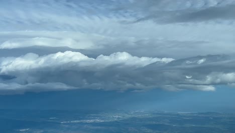 Exklusive-Aufnahme-Aus-Dem-Cockpit-Eines-Flugzeugs-Während-Des-Fluges-Durch-Einen-Stürmischen-Himmel
