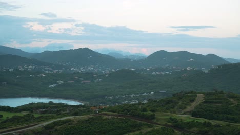 Paisaje-De-Santa-Lucía-Con-Exuberante-Vegetación-Y-Montañas,-Luz-De-Primera-Hora-De-La-Mañana