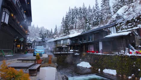 Ginzan-Onsen-Am-Morgen,-Dampf-Steigt-Aus-Heißen-Quellen-An-Einem-Kalten-Wintertag