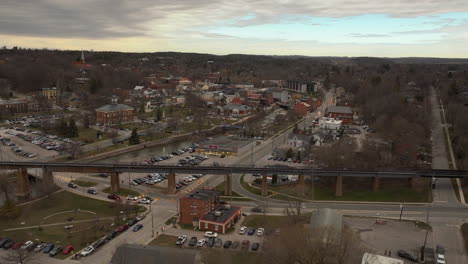 Moment-Der-Totalen-Sonnenfinsternis-über-Der-Innenstadt-Von-Port-Hope,-Ontario,-Zeitraffer