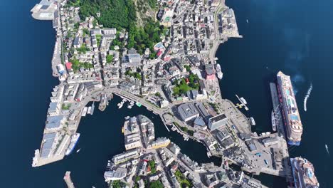 Luftaufnahme-Von-Oben,-Alesund,-Norwegen,-Hafen-Und-Stadtgebäude,-Drohnenaufnahme-Mit-Hohem-Winkel,-60 fps