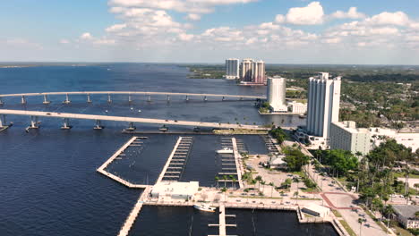 Hiperlapso-Aéreo-De-Fort-Myers,-Calzada-De-Edison-Sobre-El-Río-Calosahatchee