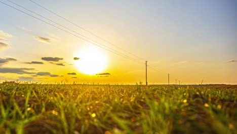 Spektakulärer-Sonnenuntergang-In-Der-Dämmerung,-Zeitraffer-Der-Wunderschönen-Abenddämmerung-In-Lettland