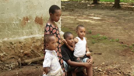 Gruppe-Junger-Tansania-Dorfkinder,-Die-Draußen-An-Einer-Afrikanischen-Straßenecke-Sitzen
