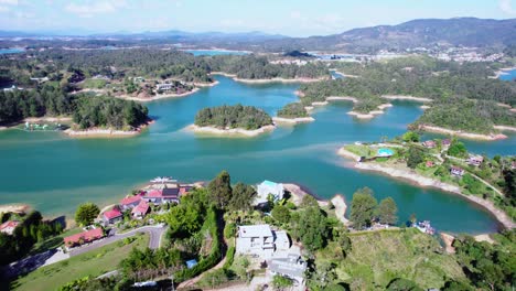 Lago-Guatape,-Colombia,-Vista-Aérea-Del-Impresionante-Paisaje,-Casas-Frente-Al-Mar-Y-Depósito-De-Agua