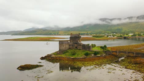 Isla-Del-Castillo-De-Donan,-Dornie,-Tierras-Altas,-Escocia,-Reino-Unido