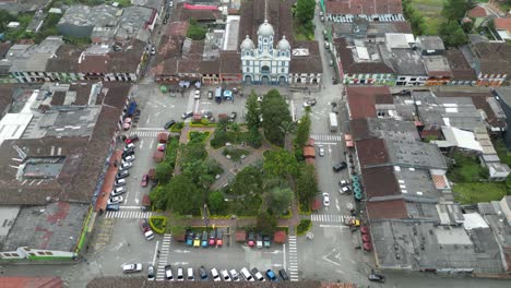 Vista-Aérea-Estática-Del-Parque-Bolívar-Y-La-Iglesia-Parroquial-De-La-Inmaculada-Concepción-En-El-Pueblo-Andino-De-Finlandia-En-El-Departamento-De-Quindío-De-Colombia