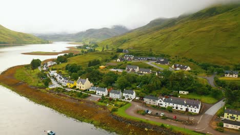 Vista-Aérea-Del-Pueblo-Escocés-De-Dornie-En-Las-Tierras-Altas-De-Escocia.