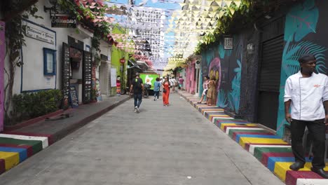 POV-Pasando-Por-Coloridos-Y-Vibrantes-Edificios-En-El-Barrio-Getsemani-En-Cartagena,-Colombia