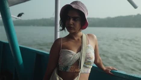 Junge-Frau-In-Einem-Weißen-Bikini-Steht-Auf-Einem-Boot-Mit-Einem-Rosa-Hut-In-Indien