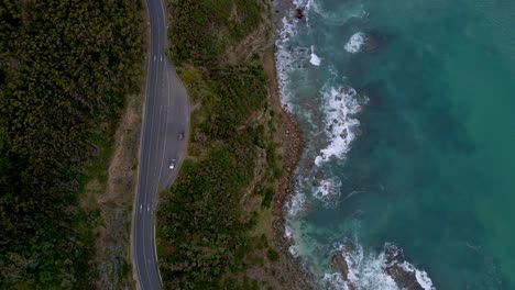 Vista-De-Arriba-Hacia-Abajo-De-Los-Autos-Estacionados-En-El-Mirador-De-Great-Ocean-Road-Con-Olas-Del-Océano,-Victoria,-Australia