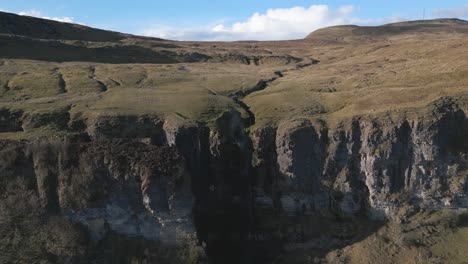 Atemberaubende-4k-Drohnenaufnahme-Des-Teufelskamins,-Der-Das-Wasser-Rückwärts-Die-Klippe-Hinaufbläst---Co