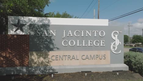 Una-Toma-De-Alejamiento-Del-Cartel-Del-Campus-Central-De-San-Jacinto-College-En-Spencer-Hwy-En-Pasadena,-Texas