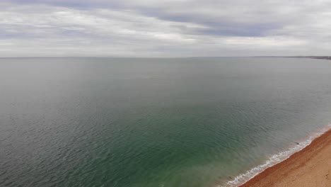 Toma-Panorámica-Aérea-Hacia-Atrás-De-Hurst-Spit-Hampshire,-Inglaterra