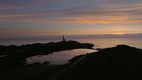 Favaritx-Leuchtturm-Drohnenlandschaft-Von-Menorca-Strand-Sonnenuntergang-Gradient-Skyline-Klippe-Ufer-Luftaufnahme-Spanische-Insel,-Panorama-Hintergrund