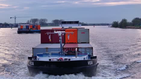 Buque-Portacontenedores-Veja-Navegando-A-Través-Del-Río-Schelda-En-Zwijndrecht,-Bélgica