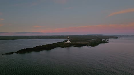 Leuchtturm-Klippe-Aus-Der-Luft-über-Der-Rosafarbenen-Skyline-Bei-Sonnenuntergang,-Menorca-Meerwasserlandschaft-Des-Spanischen-Küstenreiseziels,-Drohnenaufnahme