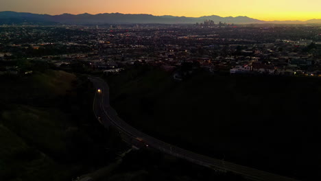 Die-Natürliche-Schönheit-Der-Stadt-Und-Die-Urbane-Energie,-Aufgenommen-Vom-Aussichtspunkt-La-Bei-Sonnenuntergang