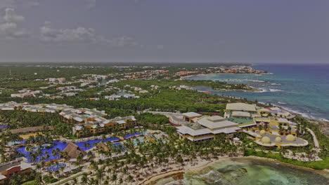 Puerto-Aventuras-México-Vuelo-Aéreo-Con-Drones-V8-Complejos-Turísticos-Frente-Al-Mar-Que-Capturan-Playas-De-Arena,-Casas,-Puerto-Deportivo,-Ensenadas-Y-La-Vibrante-Comunidad-Costera-Con-Vistas-Al-Mar---Filmado-Con-Mavic-3-Pro-Cine---Julio-De-2023