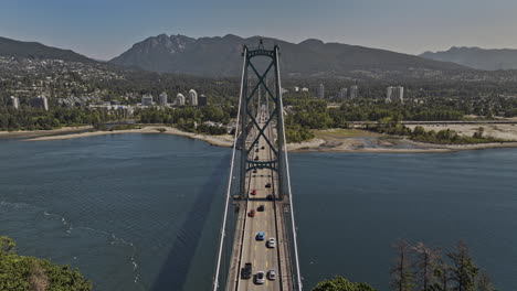 Vancouver-BC-Canadá-Paso-Elevado-V102-Directamente-Sobre-El-Puente-Lions-Gate-Hacia-La-Costa-Norte-Capturando-El-Tráfico-Que-Cruza-El-Primer-Estrecho-De-Burrard-Inlet---Filmado-Con-Mavic-3-Pro-Cine---Julio-De-2023