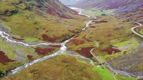 Luftaufnahme-Mit-Schwenk-Nach-Rechts-Mit-Blick-Auf-Den-Fluss-Coe-In-Den-Glencoe-Mountains-In-Schottland