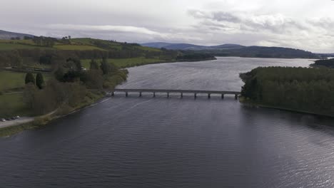 4K-Luftaufnahmen-Von-Blessington-Lakes-Mit-Drohnen