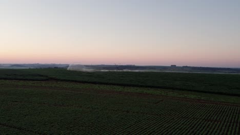 Sistema-De-Riego-En-Un-Campo-De-Soja.