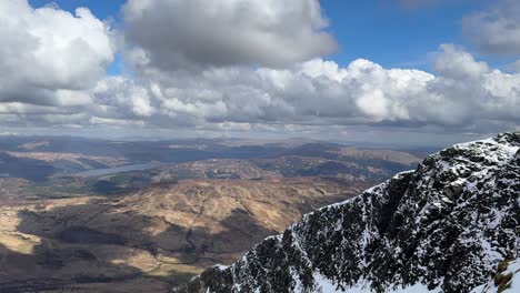 Ben-Lomond-Bergklippe-Mit-Schnee-Und-Blick-Auf-Loch