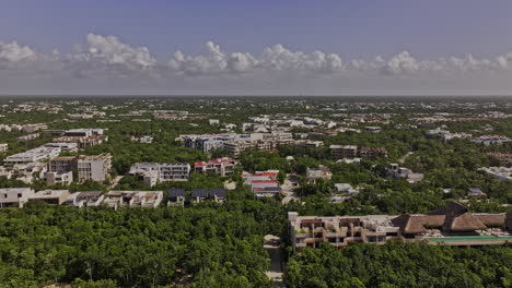 Tulum-Mexico-Aéreo-V19-Paso-Elevado-Inverso-Barrio-Exterior-De-Lujo-Que-Captura-Vistas-De-Los-Complejos-Turísticos,-La-Veleta-Y-El-Centro-De-La-Ciudad-Enclavados-En-Exuberantes-Bosques-De-La-Selva-Maya---Filmado-Con-Mavic-3-Pro-Cine---Julio-De-2023