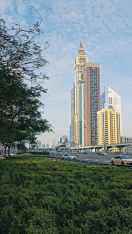 Flujo-De-Tráfico-Continuo-En-La-Carretera-Sheikh-Zayed-En-Dubai,-Capturado-Desde-La-Acera-Verde,-Que-Simboliza-Un-Futuro-Sostenible.