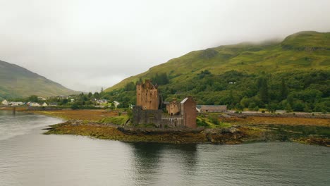 Panorámica-Aérea-De-Gran-Angular-De-Eilean-Donan,-Un-Hermoso-Castillo-Escocés-En-Loch-Duich-En-Las-Tierras-Altas-De-Escocia,-Escocia,-Reino-Unido