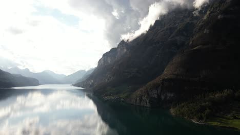 Rocky-Mountains-Und-Wolken-Reflexion-Auf-Der-Oberfläche-Des-Walensees-Unterterzen-In-Der-Schweiz