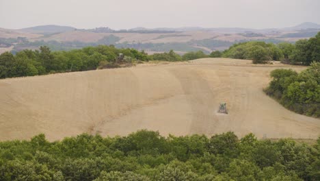 Tractor-Agrícola-Paisaje-Toscano-País-En-Italia,-Europa