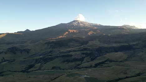 Volcán-Activo-Nevado-Del-Ruiz-En-El-Departamento-De-Tolima-En-Las-Montañas-De-Los-Andes-En-Colombia-Expulsando-Cenizas-Durante-La-Puesta-De-Sol