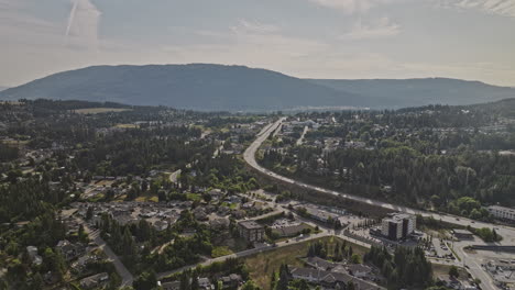 Salmon-Arm-BC-Canadá-V4-Aéreo-Panorámico-Sobrevuelo-Del-Centro-De-La-Ciudad-Que-Captura-El-Vecindario-Residencial-De-Broadview-Rodeado-De-Montañas-Y-Vistas-Panorámicas-Del-Campo---Filmado-Con-Mavic-3-Pro-Cine---Julio-De-2023