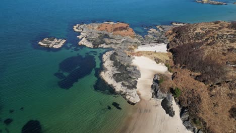 Luftaufnahme-Des-Sandstrandes-Und-Der-Felsigen-Küste---Camas-An-Lighe---Schottland