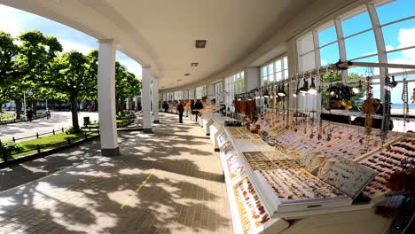 Handgefertigter-Bernsteinschmuck-Und-Souvenirs-Auf-Dem-Display-Auf-Dem-Traditionellen-Markt-In-Sopot,-Polen