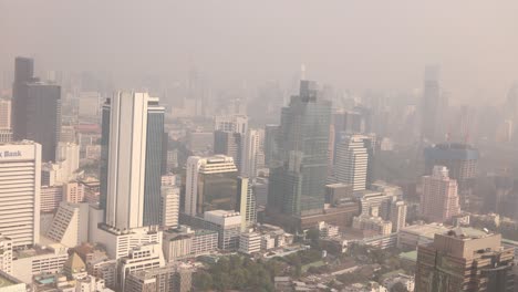 Spiegelbild-Der-Gezackten-Modernen-Architektur-Des-Mahanakhon,-King-Power-Wolkenkratzer-In-Der-Innenstadt-Von-Bangkok,-Der-Hauptstadt-Von-Thailand