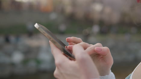 El-Dedo-De-Una-Mujer-Navegando-Y-Desplazándose-Por-El-Teléfono-Móvil.