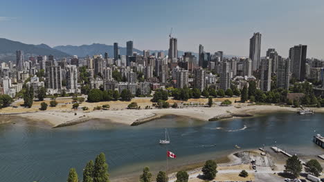 Vancouver,-BC,-Kanada,-Luftaufnahme-V107,-Panoramablick,-Drohnenüberflug-über-False-Creek-Mit-Aufnahmen-Von-Sandstrand,-West-End,-Innenstadt-Und-Granville-Island-–-Aufgenommen-Mit-Mavic-3-Pro-Cine-–-Juli-2023