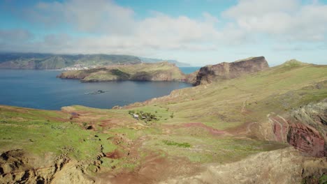 Luftaufnahme-Von-Klippen,-Grünen-Feldern-Und-Einer-Wolkenverhangenen-Insel-Auf-Madeira