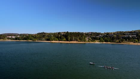 Remeros-En-Quad-Scull-Durante-La-Competición-En-El-Lago-Jindabyne-En-Nueva-Gales-Del-Sur,-Australia