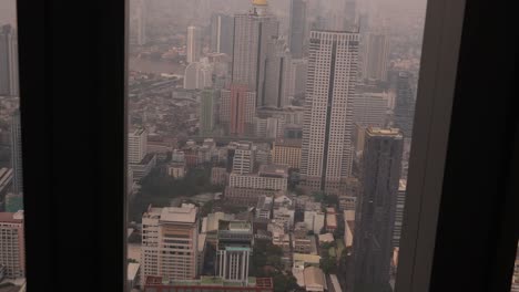 Blick-Auf-Die-Weitläufige-Stadtlandschaft-Von-Bangkok-Durch-Ein-Fenster-In-Der-Innenstadt-Von-Bangkok,-Der-Hauptstadt-Thailands