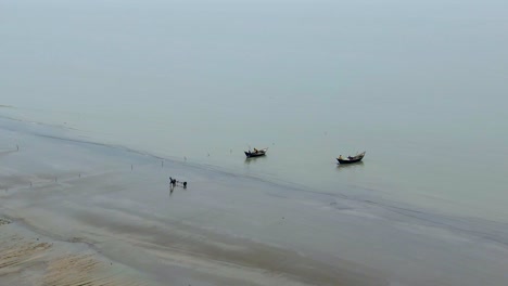 Barcos-Arrastreros-De-Pesca-Asiáticos-Saliendo-De-La-Costa,-Bangladesh